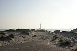 2008 - Le phare vu du parking, dans la brume du matin.