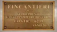 Une plaque portant l'inscription « Fincantieri S.p.A. stabilimento Castellammare di Stabia, costr. 6239, anno 2015 »
