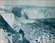 Un coup d'œil à travers les glaces couvrant la baie du Commonwealth en Antarctique.