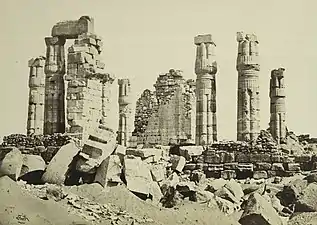 Vue de la colonnade du temple au XIXe siècle.