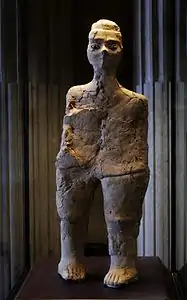 Statue de forme humaine, Ain Ghazal, 7e millénaire av. J.-C., Jordanie (musée du Louvre).
