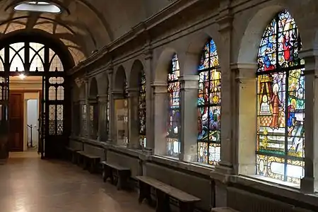 Chapelle de la Communion et la galerie des vitraux.