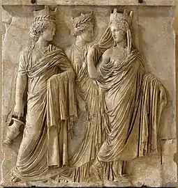 Les Trois Tychés (musée du Louvre) ; ces trois figures coiffées de couronnes crénelées personnifient des villes.