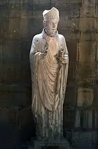 Statue du XIIIe siècle, église Saint-Germain-l'Auxerrois de Paris.