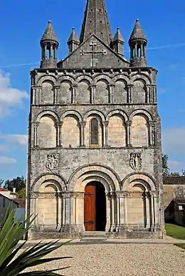 La façade.