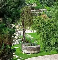 Puits devenu décoratif du Jardin des plantes de Paris.