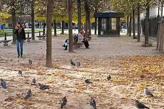 Vue du square avec un kiosque.