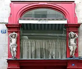 No 20 : façade d'un restaurant avec putti.