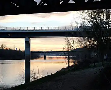 Plusieurs ponts sur la Maine au nord d'Angers.