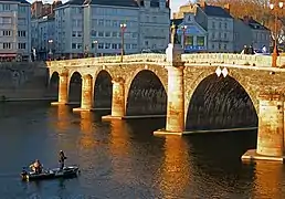 Pêche à la ligne sur la Maine, à proximité du pont de Verdun.