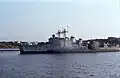 Le HMS Valen désarmé et amarré avec les frégates HMS Visby (F11) et HMS Sundsvall (F12) à Nya Varvet à Göteborg à l’été 1982.