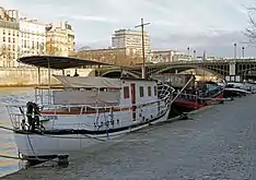 Bateaux amarrés au quai.