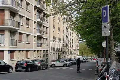 L'avenue, à proximité de la Seine.