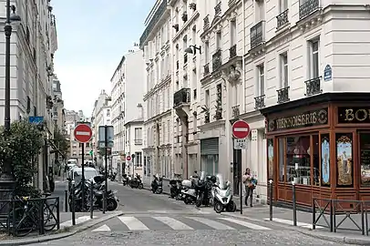 La rue vue depuis la rue d'Alésia.