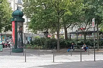 Colonne Morris sur la place des Droits-de-l'enfant.