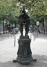 Fontaine Wallace (en arrière-plan, la rue Sarrette).