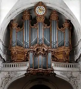 Orgue de tribune de l'église Saint-Roch de Paris, restaurée à plusieurs reprises (1839, 1858 et 1861) par Aristide Cavaillé-Coll.