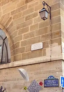 Plaque signalant l'emplacement de l'ancienne poterne Barbette (partie nord de la rue du Marché-des-Blancs-Manteaux).