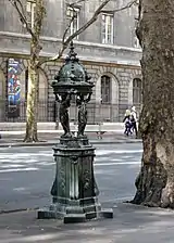 Fontaine Wallace, en bordure du boulevard.