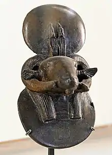 Enseigne divine. Amon bélier, inscrit au nom du roi Tanoutamon, 664-656. Bronze, H. 17 cm.Louvre