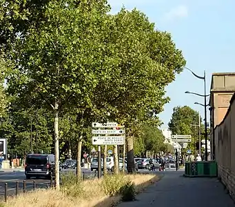 Porte de Charenton vue depuis la rue de Charenton.