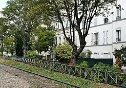 Vue de la villa depuis la Petite Ceinture du 12e.