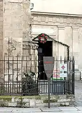 Panneaux de la ville de Paris et des Monuments Historiques.