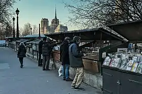 Bouquinistes du quai de la Tournelle avec en arrière-plan Notre-Dame-de-Paris.