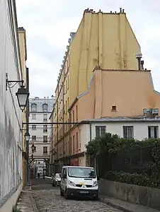 La cour vue en direction de la rue de Reuilly.