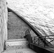 Un accès au bord de la Seine.