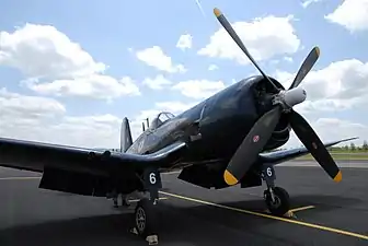 Corsair F4U-5NL argentin reconditionné en F4U-7 lors de l'Air Expo (2007).