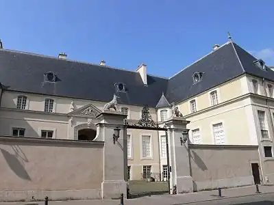 Hôtel des Loupscour, enclos, fontaine, portail, pilier, élévation, statue