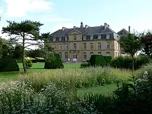 Le château depuis les prairies florales du jardin