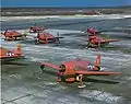 Drones sans pilote F6F-5K au sol durant l'opération Crossroads (juillet 1946). Ces Hellcat devaient traverser le nuage radioactif émis à la suite des essais atomiques sur l'atoll de Bikini, pour tester la radioactivité. La différence de couleur de dérive indique une fréquence de radioguidage différente.