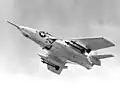 Le F9F-8 était équipé d'une perche de ravitaillement en vol et de missiles Sidewinder.