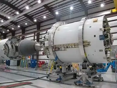 Un Merlin à tuyère allongée installé sur  le second étage d'un des premiers exemplaires de la Falcon 9