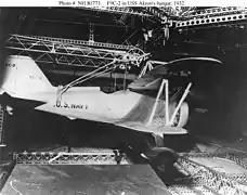 F9C Sparrowhawk à l'intérieur d'un hangar du USS Akron.