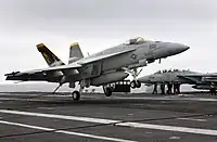 Un F/A-18 accroche un câble d'arrêt sur le USS John C. Stennis.