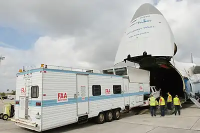 Une tour de contrôle « mobile » de la FAA est chargée dans un Antonov russe, le 21 janvier 2010, afin de rééquiper l'aéroport haïtien.