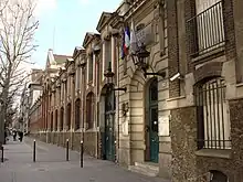 Façade du lycée Carnot (Paris) où sont arborés trois drapeaux ; de gauche à droite : le drapeau européen, le drapeau national et le drapeau du conseil régional (photo prise le 21 février 2007).