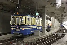 Train à quai en gare souterraine de Locarno FART.