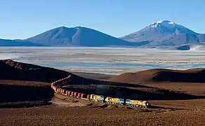 Un autre train Ferrocarril vers la passe d'Ascotan, transportant le minerai de plomb de la Mine de San Cristóbal au port d'Antofagasta. Avril 2012.
