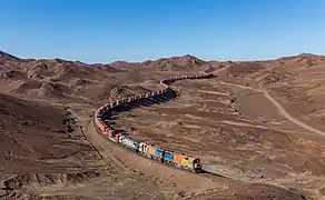 Train chargé de minerai d'or circulant d'une mine de San Cristóbal vers Mejillones. Juillet 2019.