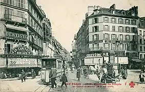 La rue du Faubourg-du-Temple était desservie par plusieurs lignes de tramway ainsi que par le tramway funiculaire de Belleville, dont on voit ici une rame.