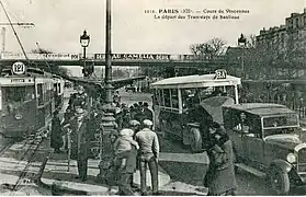 Le cours de Vincennes, entre 1921 et 1931, avec le tramway 121 de la STCRP, et un bus BA de la ligne Fontenay - Rue Taitbout.