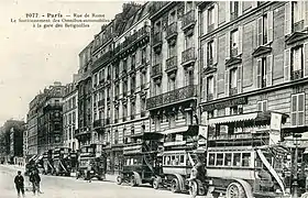 Les premiers autobus parisiens étaient à impériale, sur le modèle des omnibus dont ils reprenaient la caisse.On voit ici le terminus de la ligne AL de la CGO à la gare des Batignolles.