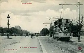 La porte avec un tramway à impériale des Nogentais pour la place de la République.