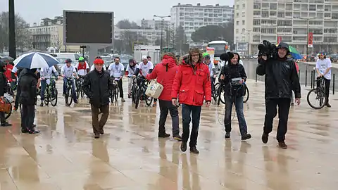 Nix mène les participants au départ.