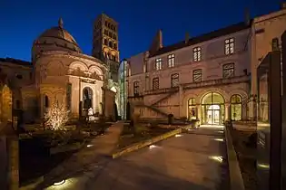 La cathédrale et l'entrée du musée de nuit.