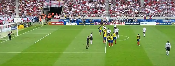 Match de football avec la partie basse des tribunes